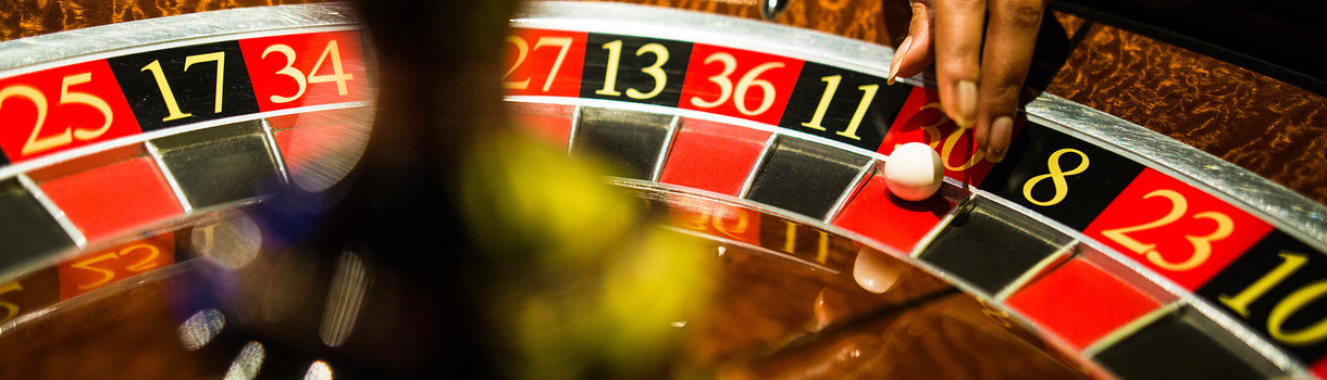 Eine Mitarbeiterin der Spielbank Stuttgart greift beim Spiel Roulette nach einer Kugel, die auf Rot liegt. (Bild: picture alliance/Christoph Schmidt/dpa)